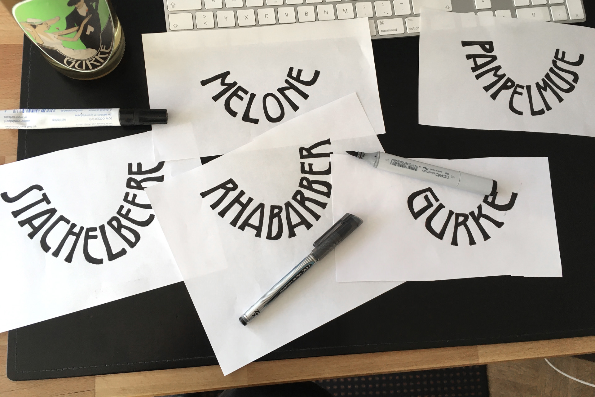 Connewitzer Likörfabrik Zeichnung der Schriftzüge Gurkenlikör, Rhabarberlikör, Melonenlikör,