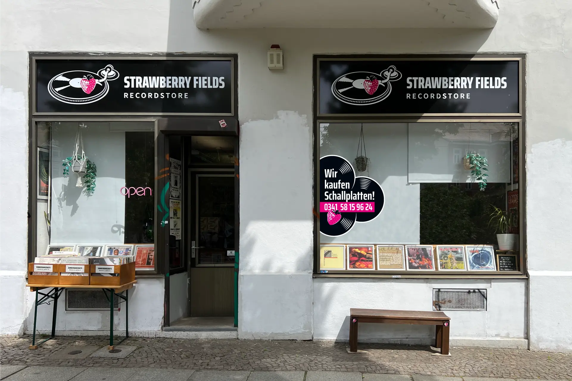 Strawberry Fields Recordstore Schaufenster Leipzig Connewitz